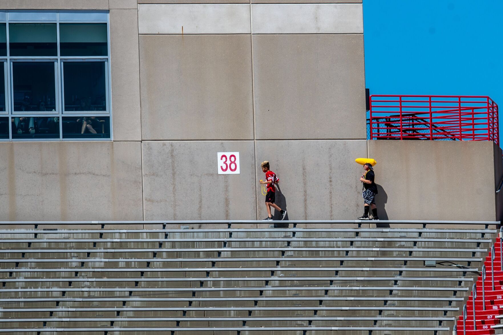 050221-owh-spo-springgame-pic-cm014.jpg